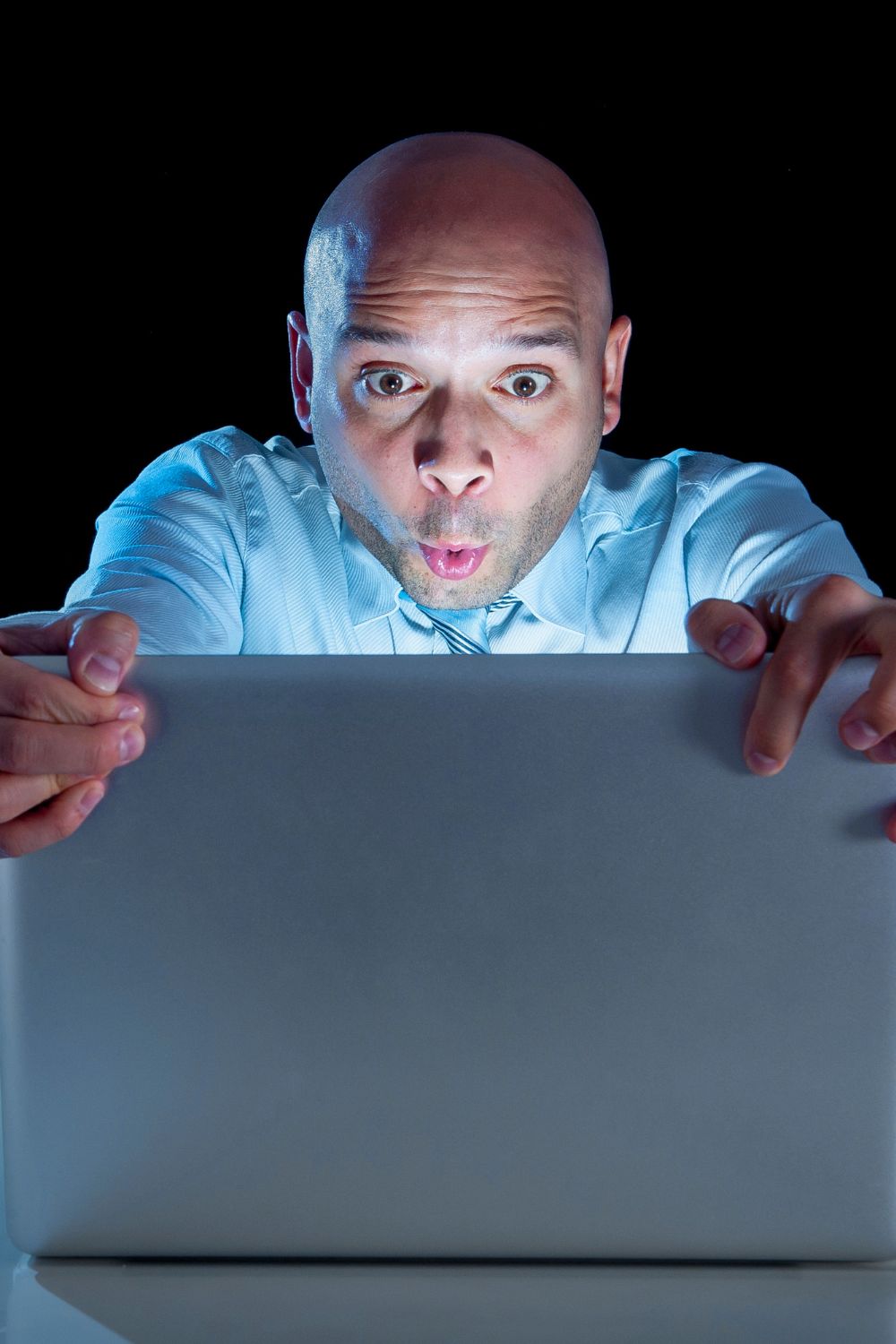 Signs the guy you met online is a player