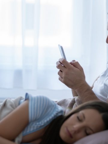 10 Suspicious Signs Your Husband Is Seeing Someone Else