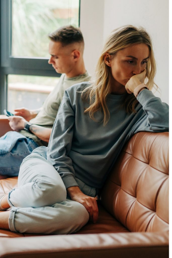 8 Signs You&rsquo;re Married to a Man Who Detests You
