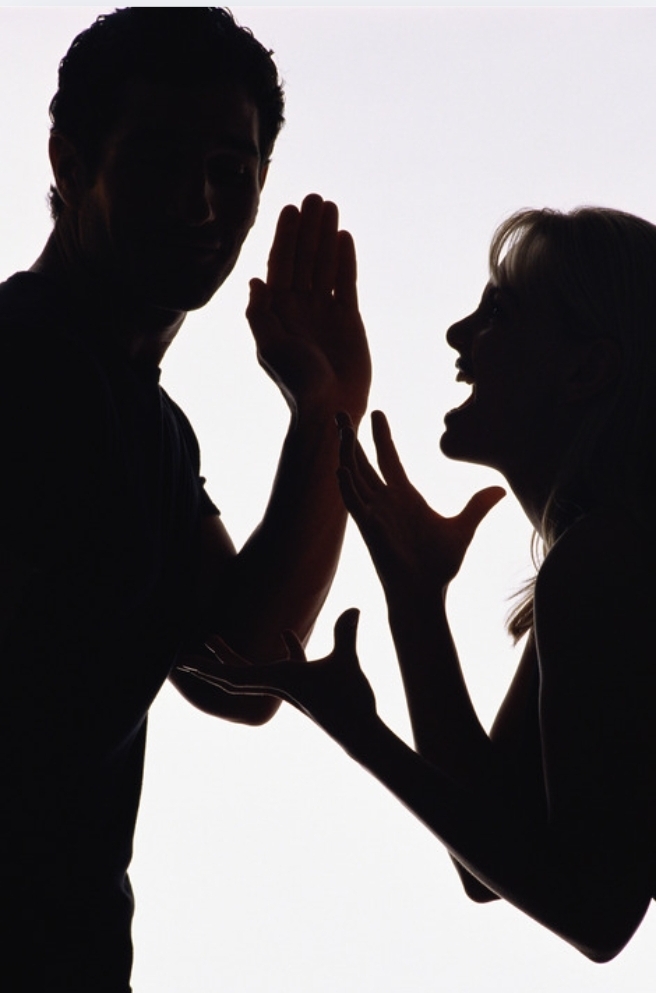 8 Signs You&rsquo;re Married to a Man Who Detests You