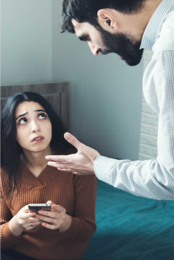 8 Signs You&rsquo;re Married to a Man Who Detests You