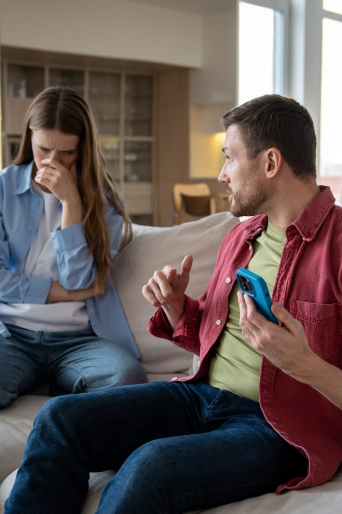 Ways to Spot a Love Con Artist Before It&rsquo;s Too Late