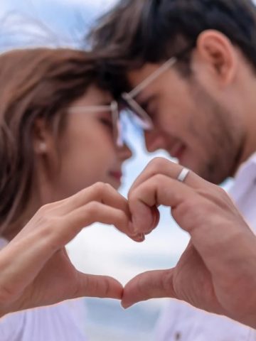 6 Behaviors That Instantly Make Men Fall Deeper For You