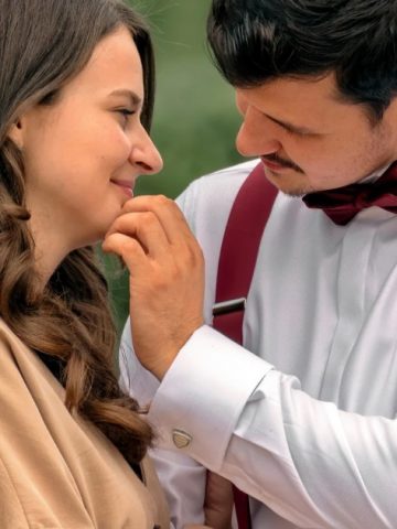 8 Signs He Is Pretending To Love You