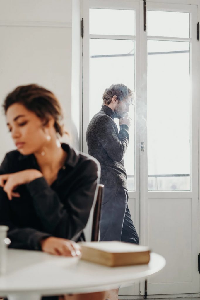 Signs You&rsquo;re Forcing a Relationship That&rsquo;s Already Dead